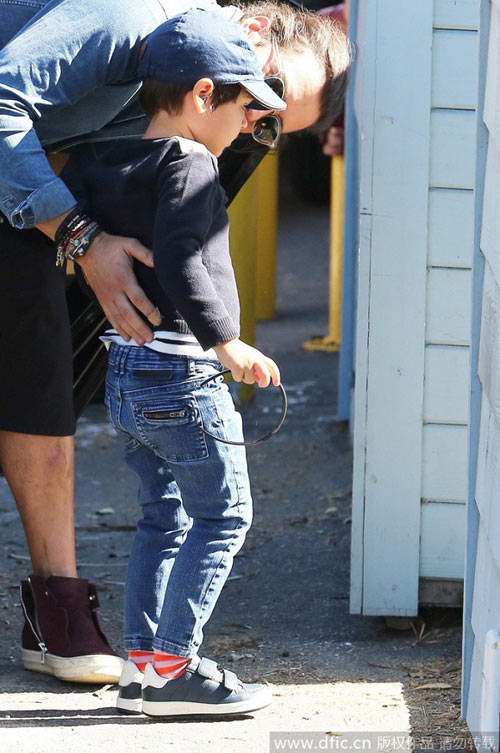 Nhóc Flynn giận dỗi với bố Orlando Bloom - 2