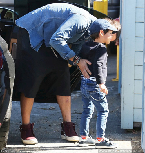 Nhóc Flynn giận dỗi với bố Orlando Bloom - 1