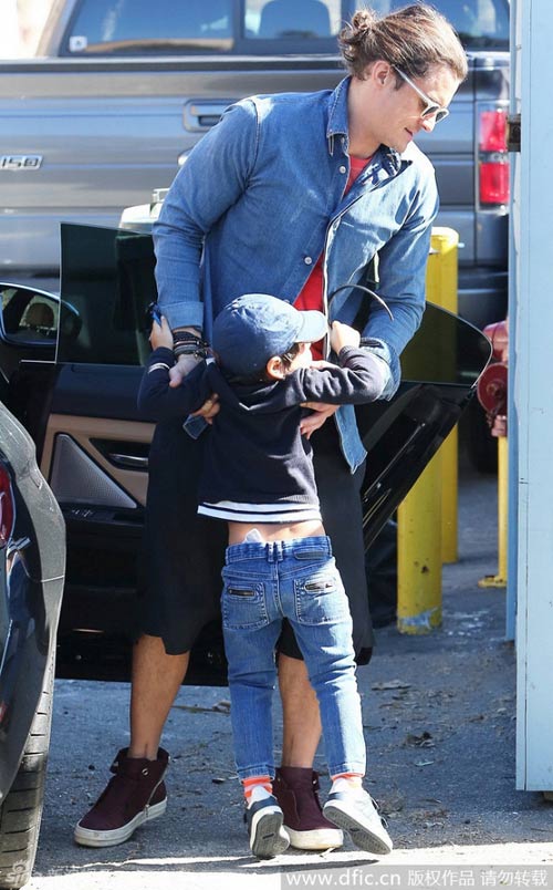 Nhóc Flynn giận dỗi với bố Orlando Bloom - 3