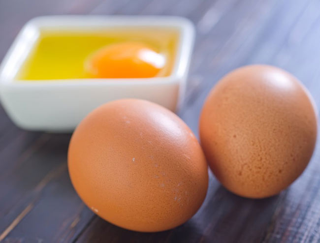Trứng tái sống

Trứng sống và tất cả những thực phẩm được chế biến từ trứng sống cần tránh khi mang thai vì có thể bị nhiễm vi khuẩn salmonella. Một số loại thực phẩm tự chế biến như mayonnaise, bánh kem hoặc trứng sữa… được chế biến từ trứng sống mẹ bầu cũng nên hạn chế ăn.
