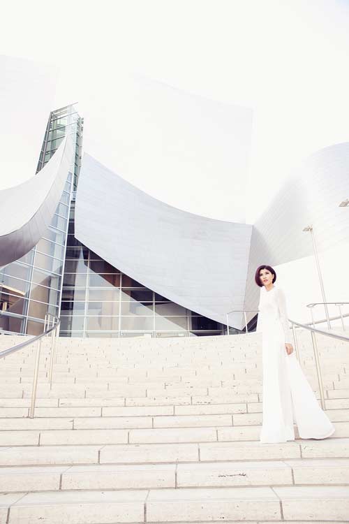 Trang Lạ quot;lột xácquot; với áo dài tha thướt  trên đất Mỹ - 5