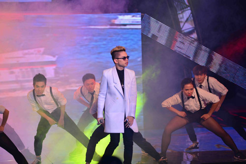 Trang Lạ quot;lột xácquot; với áo dài tha thướt  trên đất Mỹ - 12