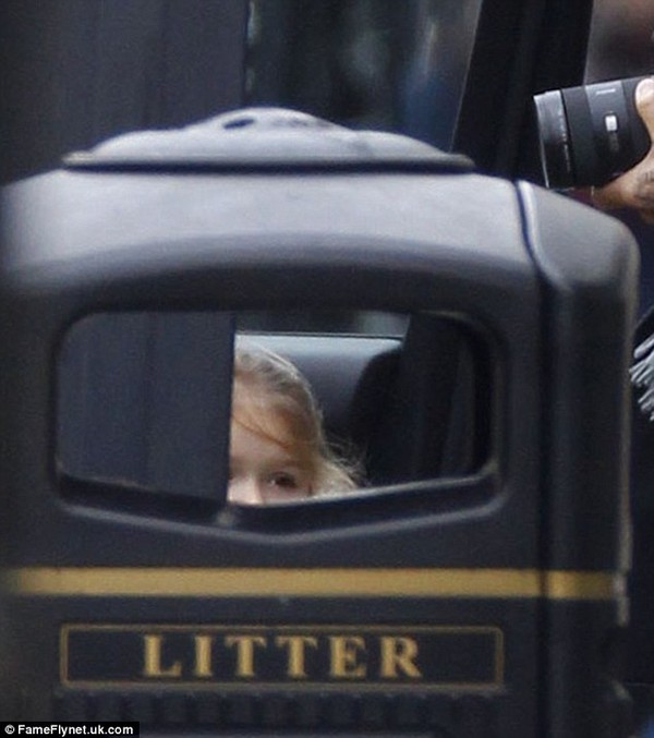 Bé Harper đáng yêu núp sau thùng rác ra phố cùng bố - 2