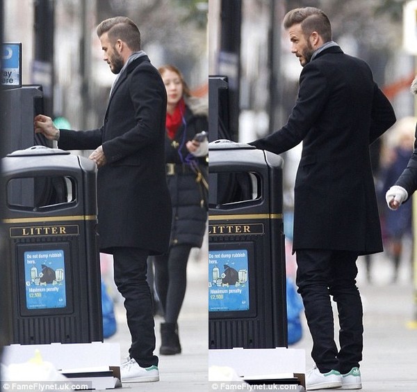 Bé Harper đáng yêu núp sau thùng rác ra phố cùng bố - 3