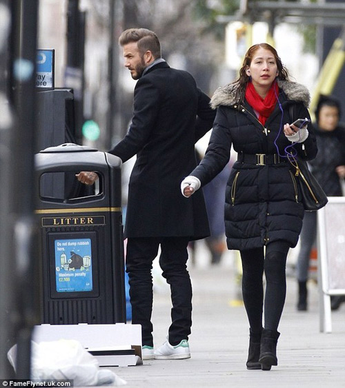 Bé Harper đáng yêu núp sau thùng rác ra phố cùng bố - 4