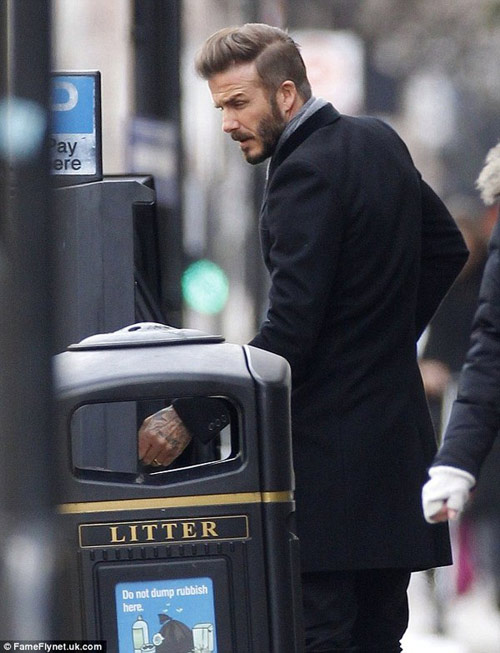 Bé Harper đáng yêu núp sau thùng rác ra phố cùng bố - 5