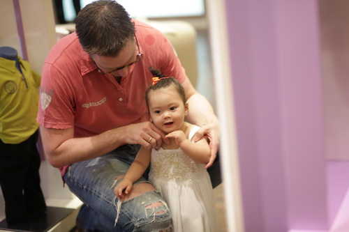 Chồng Đoan Trang khéo léo chăm sóc con gái - 2