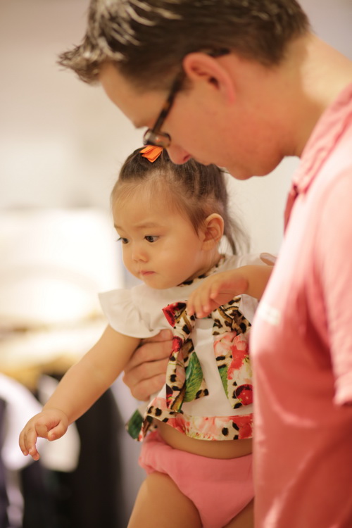 Chồng Đoan Trang khéo léo chăm sóc con gái - 4