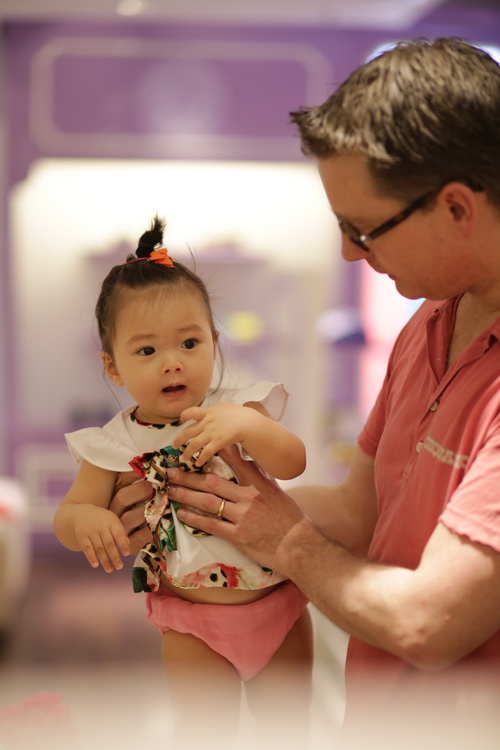 Chồng Đoan Trang khéo léo chăm sóc con gái - 5