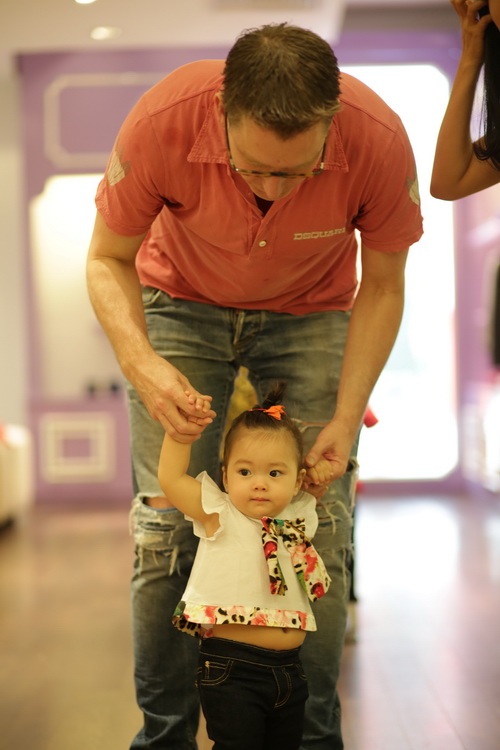 Chồng Đoan Trang khéo léo chăm sóc con gái - 6