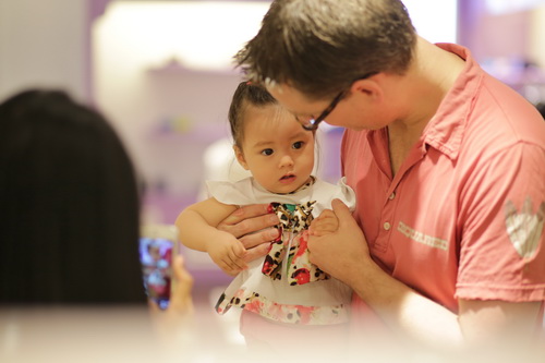 Chồng Đoan Trang khéo léo chăm sóc con gái - 8