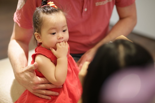 Chồng Đoan Trang khéo léo chăm sóc con gái - 9