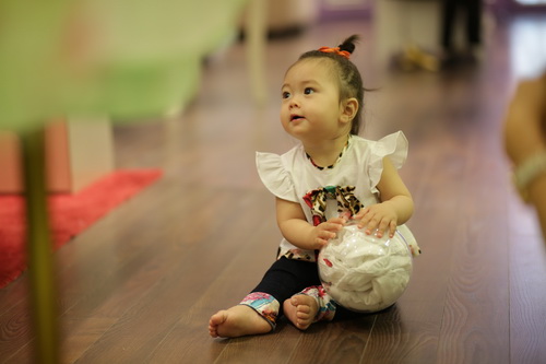 Chồng Đoan Trang khéo léo chăm sóc con gái - 13