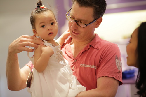 Chồng Đoan Trang khéo léo chăm sóc con gái - 14