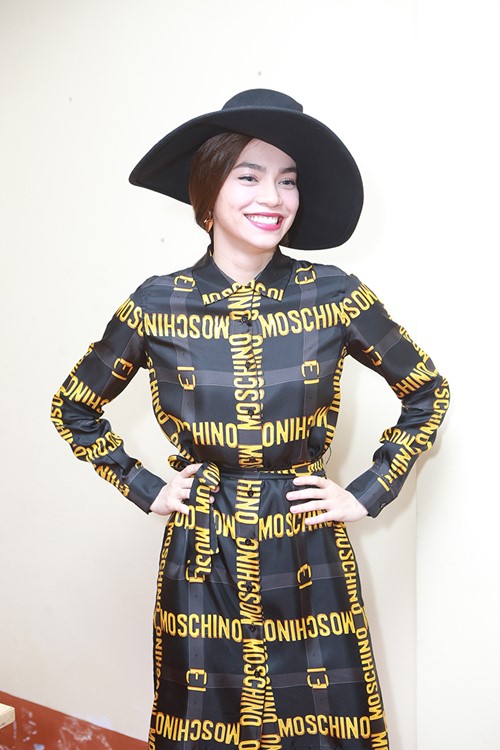 Hồ Ngọc Hà chơi trội với váy hiệu khi ngồi ghế quot;nóngquot; - 6