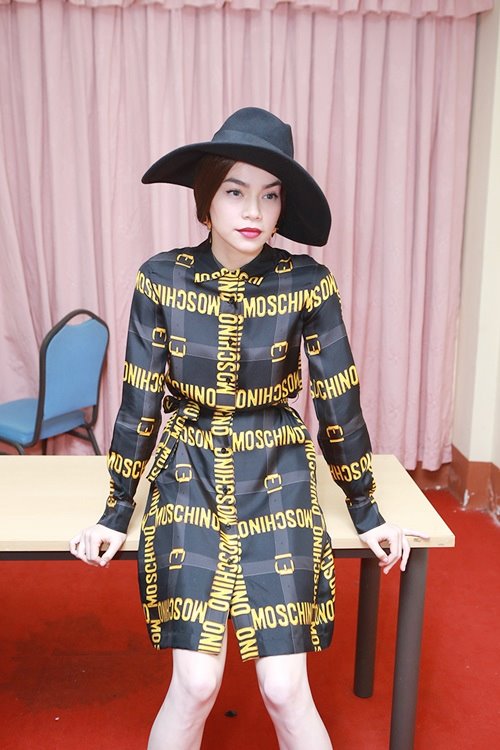 Hồ Ngọc Hà chơi trội với váy hiệu khi ngồi ghế quot;nóngquot; - 8