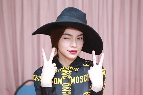 Hồ Ngọc Hà chơi trội với váy hiệu khi ngồi ghế quot;nóngquot; - 11