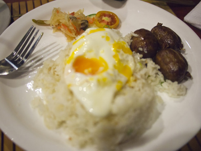 Phillipines

Bữa sáng điển hình Philippine bao gồm bánh mì và cà phê. Ngoài ra tapsilog (cơm với thịt khô và một quả trứng rán) cũng là món ăn rất phổ biến ở đất nước này.
