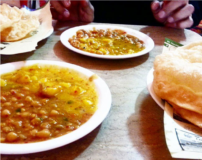 Pakistan

Nihari là một món ăn sáng điển hình trong bữa sáng của người dân ở Pakistan. Món này gồm là một đĩa cà ri thịt cay ăn kèm với bánh mì naan.


