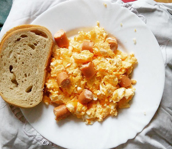 Ba Lan

Bữa ăn sáng truyền thống của Ba Lan bao gồm trứng trộn với xúc xích kielbasa (xúc xích) và bánh pancake khoai tây
