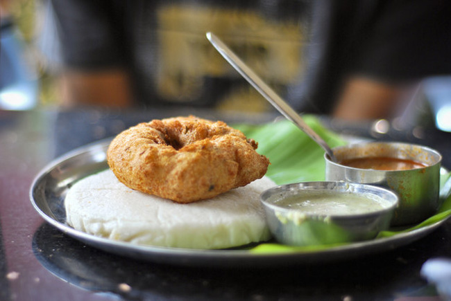 Miền Nam Ấn Độ

Bữa ăn sáng thường thấy ở miền Nam Ấn Độ là bánh gạo idli và sambar, một ít rau hầm ăn kèm với đậu lăng và bánh gạo hấp. Ngoài ra họ còn sử dụng thêm món bánh dosa - một loại crepe giòn mỏng với nhân khoai tây cay. 
