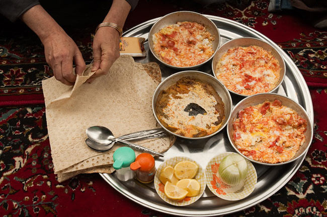 Iran

Trà đen ngọt, bánh mì, bơ, phô mai feta, và đôi khi quả tươi và các loại hạt là sự lựa chọn tuyệt vời cho người Iran trong bữa ăn sáng.
