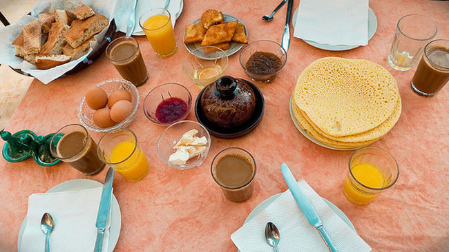 Morocco (nước nằm ở cực Tây bắc của Châu Phi)

Bữa sáng ở Marocco có nhiều món ngọt gồm bánh mì dùng kèm mật ong, ô liu, cà phê và trà bạc hà.
