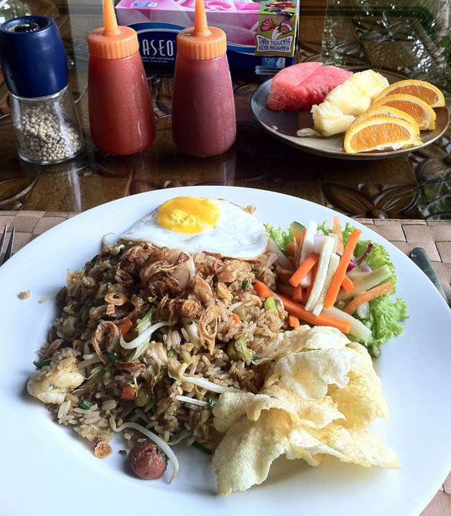 Indonesia

Bữa sáng của Indonesia có thể là sự kết hợp giữa cơm với cá chiên hoặc cơm chiên với trứng chiên hay cháo gà. 
