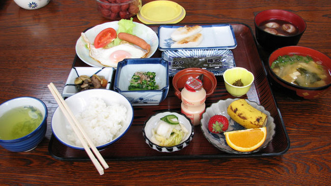 Nhật Bản

Bữa sáng ở Nhật Bản được chia làm hai loại truyền thống (wafuu) và hiện đại (youfuu). Một bữa ăn sáng kiểu Wafuu có gạo, cá, súp miso, đậu nành dính và rong biển nori. Còn một bữa ăn sáng kiểu youfuu thì có bánh mì nướng phết bơ, trứng, cà phê, và salad khoai tây
