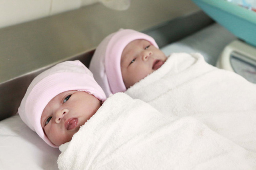 Hoàng Yến khoe chồng bế con chuyên nghiệp hơn vợ - 2