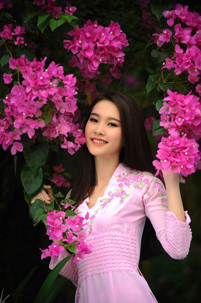 Được công nhận là một trong những hoa hậu đẹp nhất trong các Hoa hậu Việt Nam, Đặng Thu Thảo luôn cuốn hút mọi ánh nhìn mỗi khi xuất hiện bởi vẻ đẹp thuần khiết, trong sáng đậm chất châu Á. 
