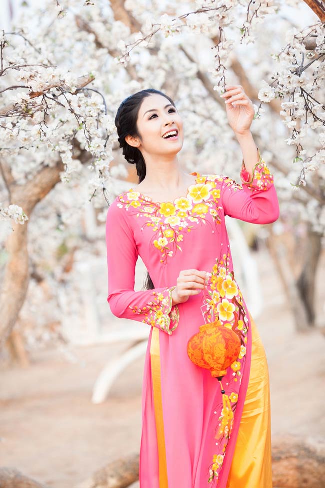 Khác với vẻ mảnh mai thường thấy ở các người đẹp, Hoa hậu Việt Nam 2010 thu hút bằng nét mặn mà, tròn trịa và phúc hậu. 

