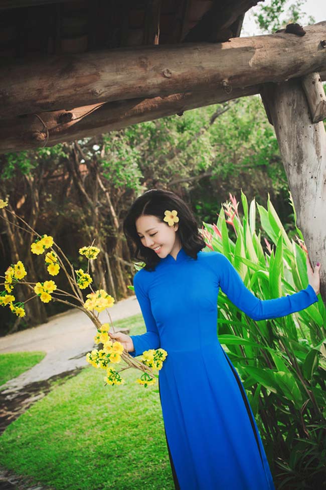 ​Trong tà áo dài thướt tha, Trà Giang đã cho thấy nét đẹp của người phụ nữ Việt.
