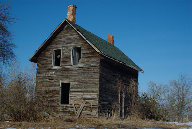 Ngôi nhà giống hệt như trong bức vẽ nghệch ngoạc của trẻ con với hai khuôn cửa sổ cùng mái nhà tam giác.
