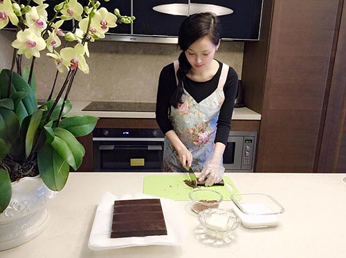 Tâm Tít bụng bầu 4 tháng làm socola tặng chồng - 1