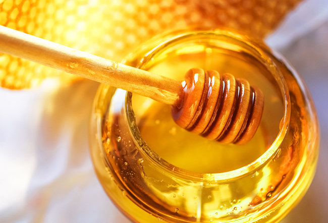 10. Mật ong

Có thể nhiều người không biết nhưng mật ong chính là một chất bảo quản tự nhiên cực kỳ tốt. Vì vậy mật ong nếu được lưu trữ ở điều kiện bình thường có thể để rất lâu. Tuy nhiên nếu dự trữ trong tủ lạnh sẽ làm tăng tốc độ kết tinh của đường biến nước mật ong thành bột gây mất độ thơm ngon và bổ dưỡng.
