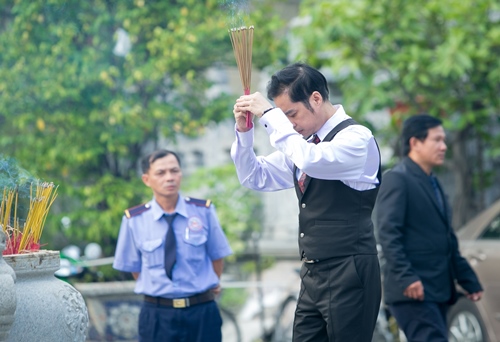 Ngọc Sơn đưa mẹ đi chùa ngày cuối năm - 1