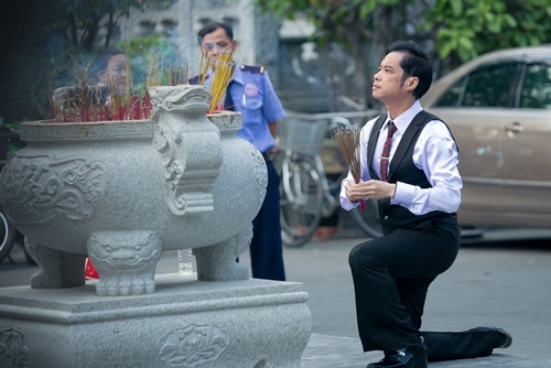Ngọc Sơn đưa mẹ đi chùa ngày cuối năm - 2