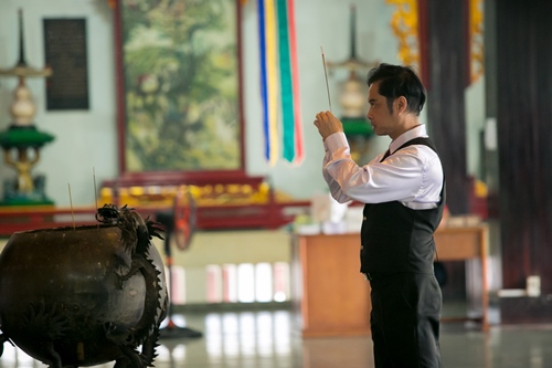 Ngọc Sơn đưa mẹ đi chùa ngày cuối năm - 3