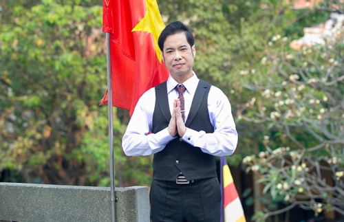 Ngọc Sơn đưa mẹ đi chùa ngày cuối năm - 4