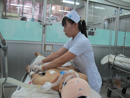 Bác sĩ Cấp cứu lặng lẽ đón tết trong bệnh viện - 1