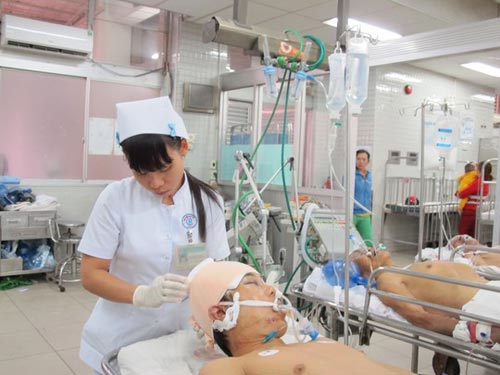 Bác sĩ Cấp cứu lặng lẽ đón tết trong bệnh viện - 2