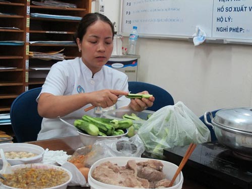 Bác sĩ Cấp cứu lặng lẽ đón tết trong bệnh viện - 4