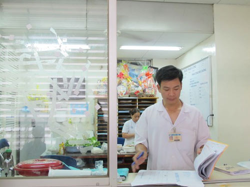 Bác sĩ Cấp cứu lặng lẽ đón tết trong bệnh viện - 7