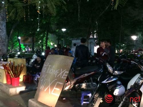 Bãi trông xe “mọc” tự phát, chặt chém khách ngày Xuân - 1