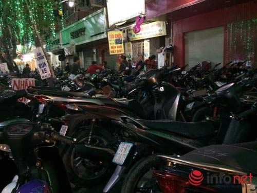 Bãi trông xe “mọc” tự phát, chặt chém khách ngày Xuân - 3