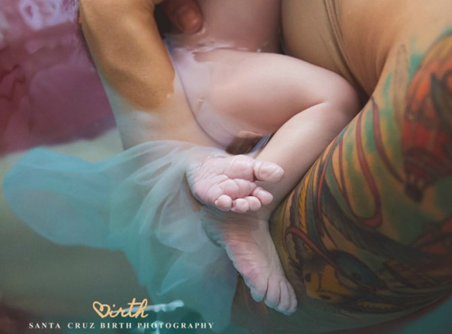 Việc bé nằm trong bọc ối khi chào đời không hề ảnh hưởng gì đến sức khỏe của trẻ và màng bọc này thường được xé ra ngay sau đó bởi nữ hộ sinh hoặc bác sĩ.

