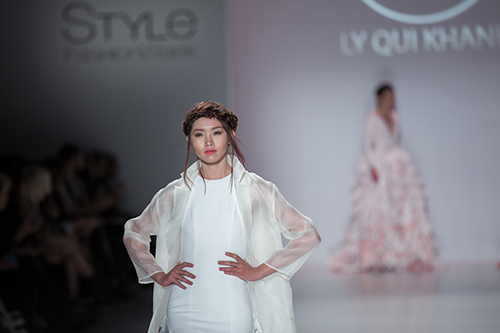 Mẫu Việt cuốn hút trong BST của Lý Qúi Khánh ở New York - 7