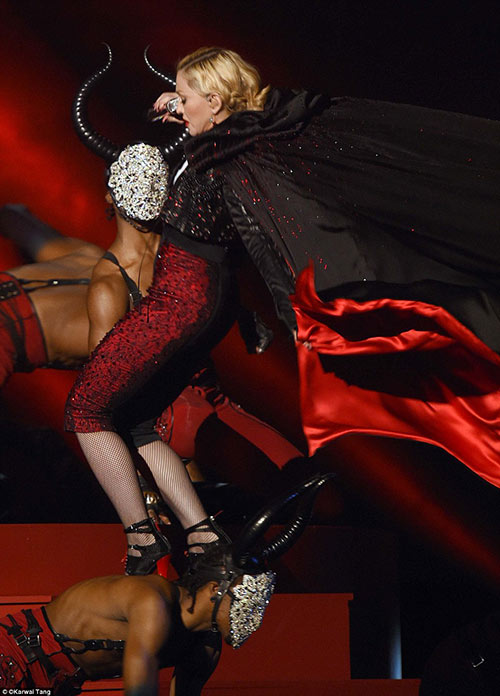 Madonna bị kéo ngã trên sân khấu BRIT Awards - 2