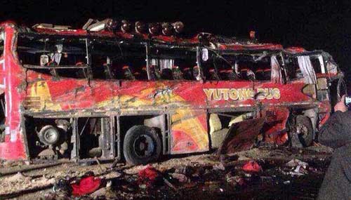 TQ: Lật xe trên đường cao tốc, gần 60 người thương vong - 1